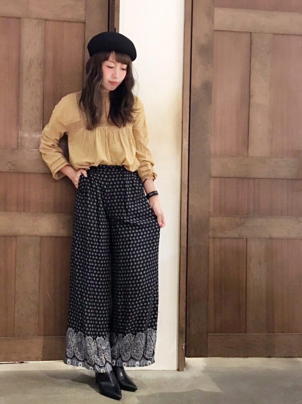 「秋、カジュアル、fashion、オトナ女子、ワイドパンツ、ベレー帽、秋のコーデ、レトロ、archives、アルシーヴ(archives)」｜「archivesのレース襟ブラウス（シャツ/ブラウス、ベージュ系）」を使った、archivesさん（レディース・160cm）の秋コーディネートの1枚目の写真