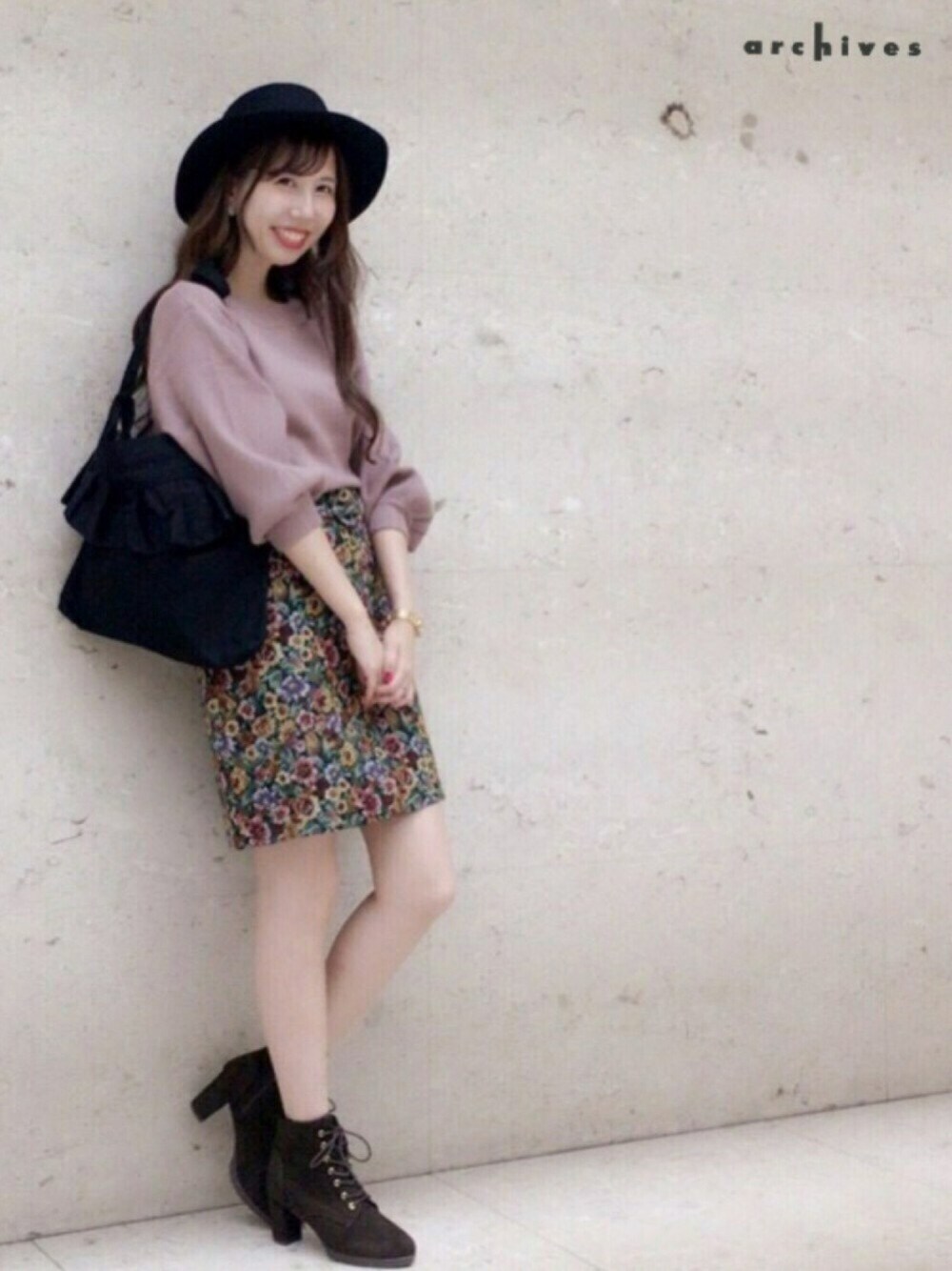 「オトナカジュアル、ゆるコーデ、autumn、キレイめ、ニット、フリルトート、もちもちニット、ダスティピンク、archives、アルシーヴ(archives)」｜「archivesのフェルトカンカン帽（ハット、ブラック系）」を使った、archivesさん（レディース・162cm）の秋コーディネートの1枚目の写真