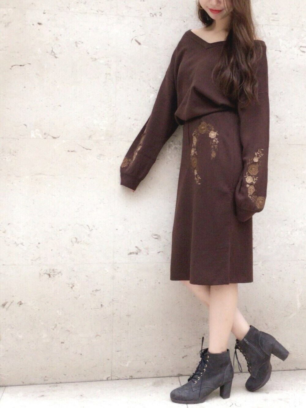 「秋コーデ、オトナカジュアル、ootd、レトロ、きれいめカジュアル、刺繍、ヴィンテージ、セットアップ、archives、レースアップシューズ」｜「archivesのレースアップショートブーツ（ブーツ、グレー系）」を使った、archivesさん（レディース・161cm）の秋コーディネートの1枚目の写真