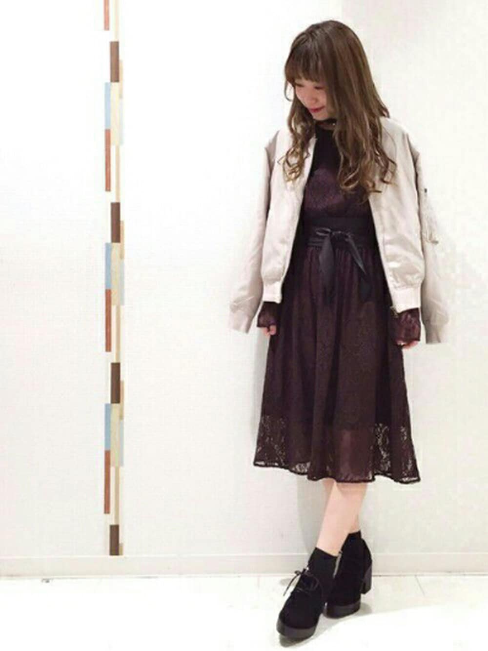 「秋のコーデ、大人カジュアル、ワンピース、MA-1、レース、レトロ、オトナ女子、archives、アルシーヴ(archives)、結婚式」｜「archivesの中綿キルトMA-1ブルゾン（MA-1、ホワイト系）」を使った、archivesさん（レディース・153cm）の秋コーディネートの1枚目の写真