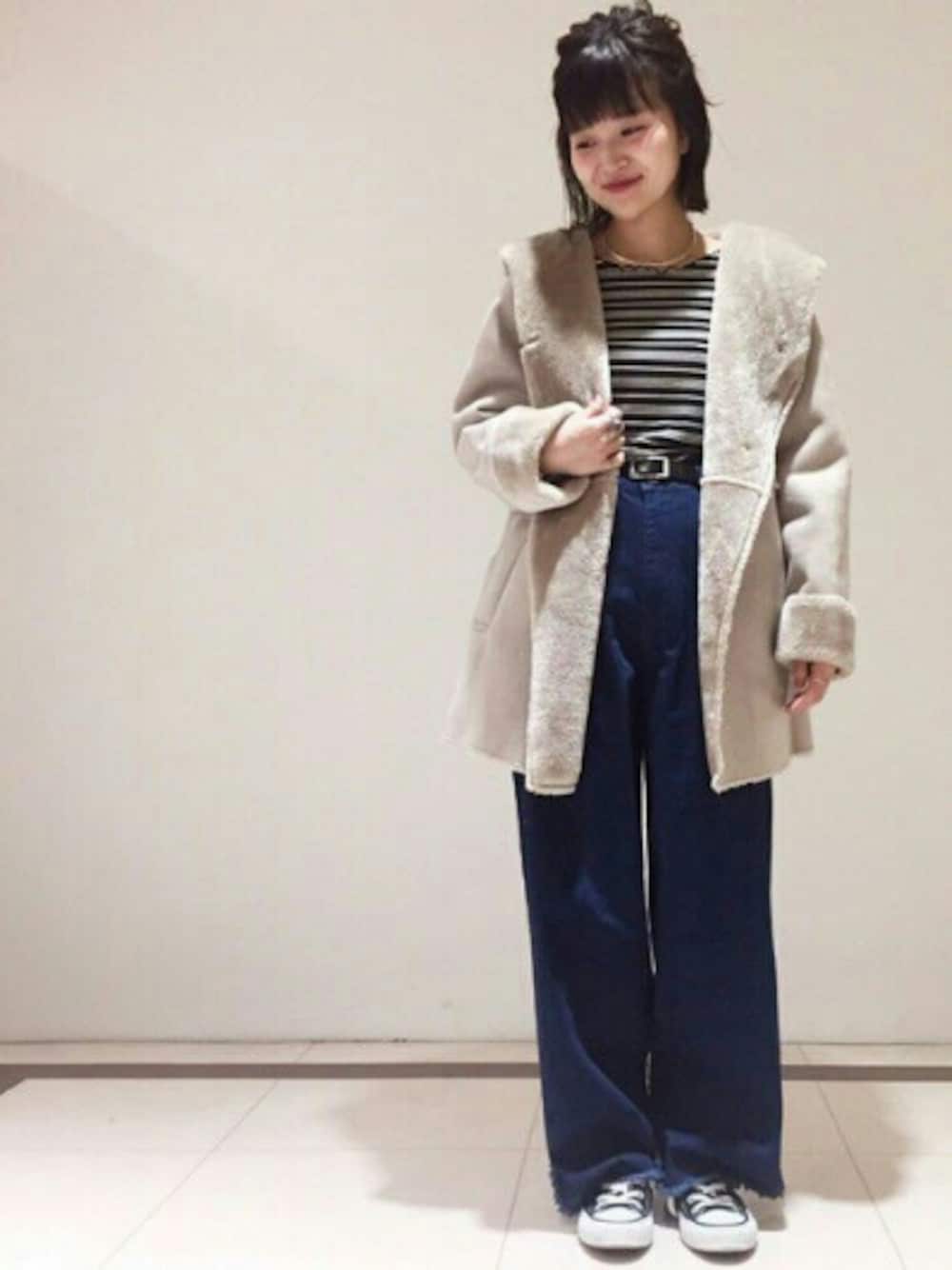 「カジュアル、冬、ムートンコート、デニム、ワイドパンツ、ボーダー、大人カジュアル、スニーカー、アルシーヴ(archives)、archives」｜「archivesのショートフードアウター（ムートンコート、ホワイト系）」を使った、archivesさん（レディース・150cm）の秋コーディネートの1枚目の写真