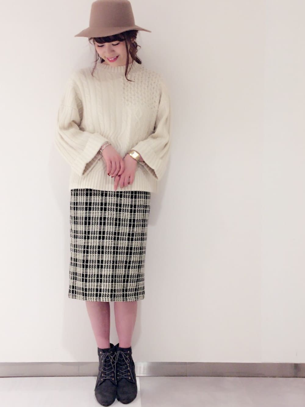 「オトナカジュアル、秋のコーデ、fashion、ゆるニット、ケーブルニット、フレアスリーブ、ボリューム袖、チェックスカート、レースアップシューズ、フェルトハット」｜「archivesの【ZOZOTOWN限定】ラム5Gケーブル編みプルオーバー（ニット/セーター、ホワイト系）」を使った、archivesさん（レディース・162cm）の秋コーディネートの1枚目の写真