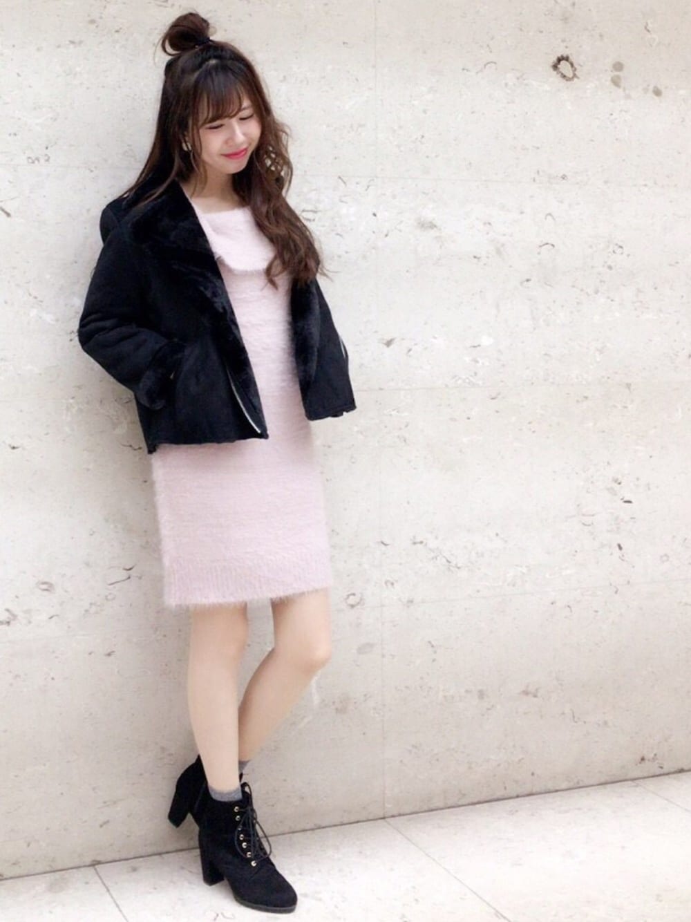 「秋のコーデ、休日スタイル、オトナカジュアル、ootd、ムートン、ムートンコート、ニットワンピース、オフショル、ピンク、pink」｜「archivesの【予約】フェイクムートンジャケット（ライダースジャケット、ブラック系）」を使った、archivesさん（レディース・161cm）の秋コーディネートの1枚目の写真