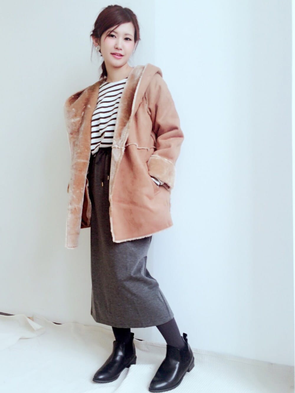 「休日スタイル、ootd、キャメル、ラクチンコーデ、ラフ、ムートンコート、ムートン、大人カジュアル、リラックススタイル、タイトスカート」｜「archivesのショートフードアウター（ムートンコート、イエロー系）」を使った、archivesさん（レディース・154cm）の秋コーディネートの1枚目の写真