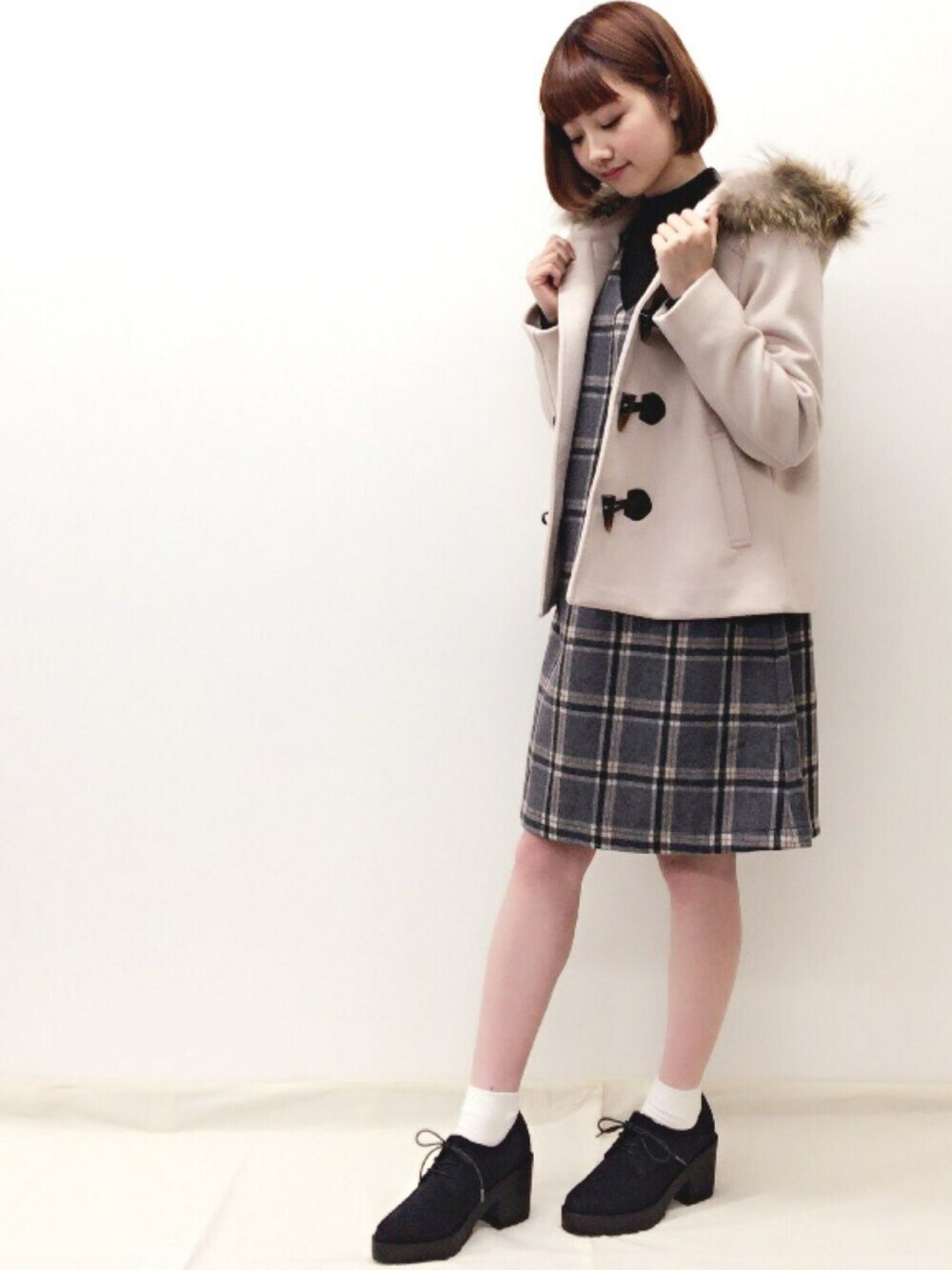 「冬コーデ、ootd、ガーリー、ワンピース、ジャンパースカート、チェックワンピース、ダッフルコート、ファー、archives、ジャンスカ」｜「archivesのメルトンダッフルコート（ダッフルコート、ホワイト系）」を使った、archivesさん（レディース・153cm）の秋コーディネートの1枚目の写真