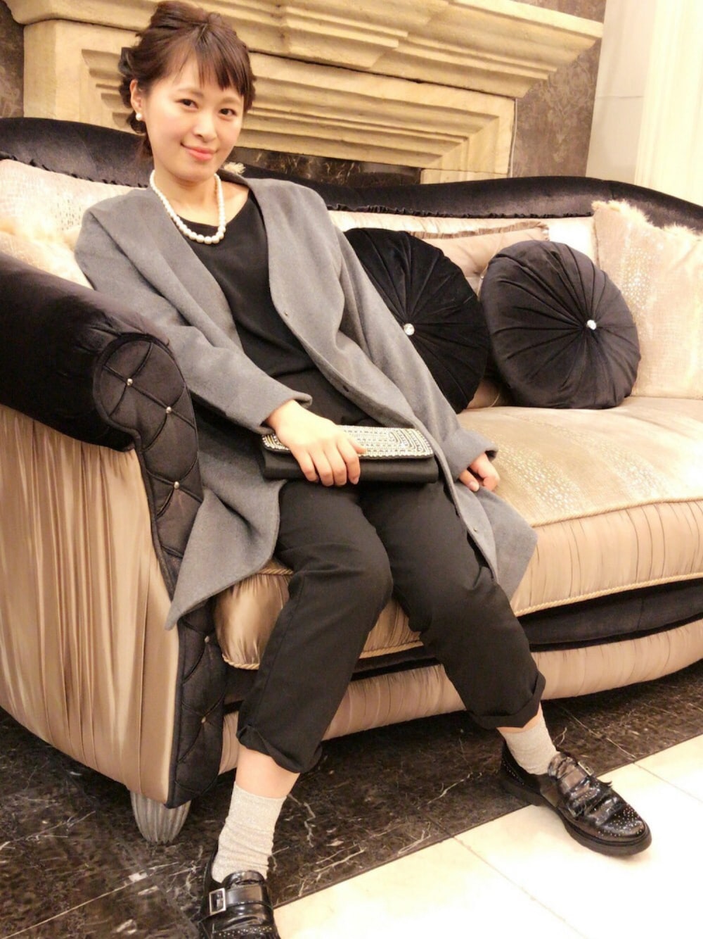 「冬コーデ、outfit、大人カジュアル、結婚式、結婚式二次会スタイル、結婚式ヘア、ヘアアレンジ、ノーカラーコート、きれいめカジュアル、フォーマル」｜「archivesのノーカラーラグランコート（ノーカラージャケット、グレー系）」を使った、archivesさん（レディース・154cm）の秋コーディネートの1枚目の写真