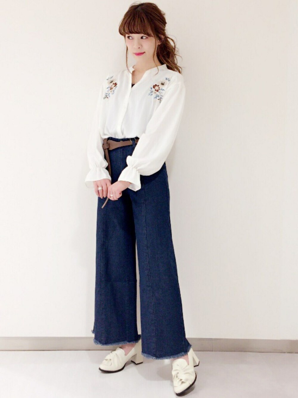 「ブラウス、刺繍、デニム、ワイドパンツ、パンツスタイル、カジュアルコーデ、outfit、シンプル、レトロ、archives」｜「archivesの【ZOZOTOWN限定】フリンジヘム切替ワイドパンツ（デニムパンツ、ブルー系）」を使った、archivesさん（レディース・162cm）の冬コーディネートの1枚目の写真