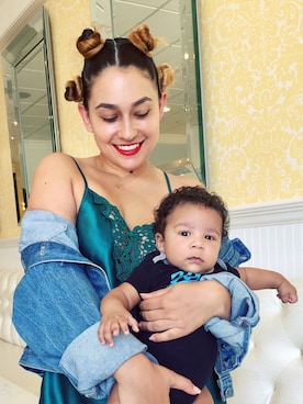 「summer」｜「アイテム（ファンデーション）」を使った、Manuela Gomez-Rhodesさん（レディース・168cm）の夏コーディネート