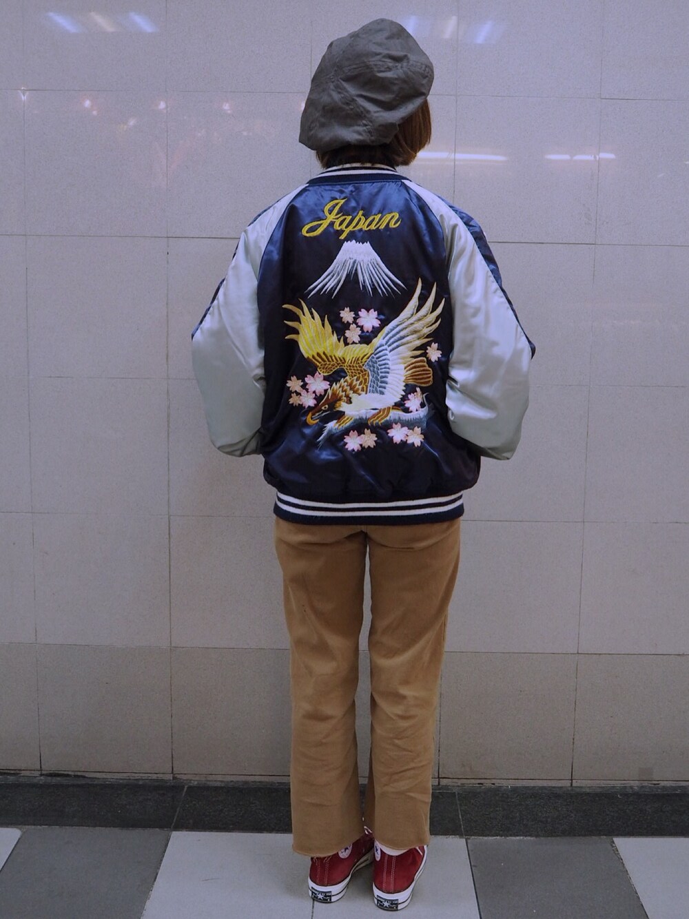 「souvenirjacket、streetfashion、STYLE、converse、BROWN、vintage、古着、刺繍、橫須賀」｜「CONVERSEのアイテム（スニーカー、レッド系）」を使った、twiggyさん（レディース・155cm）の冬コーディネートの1枚目の写真