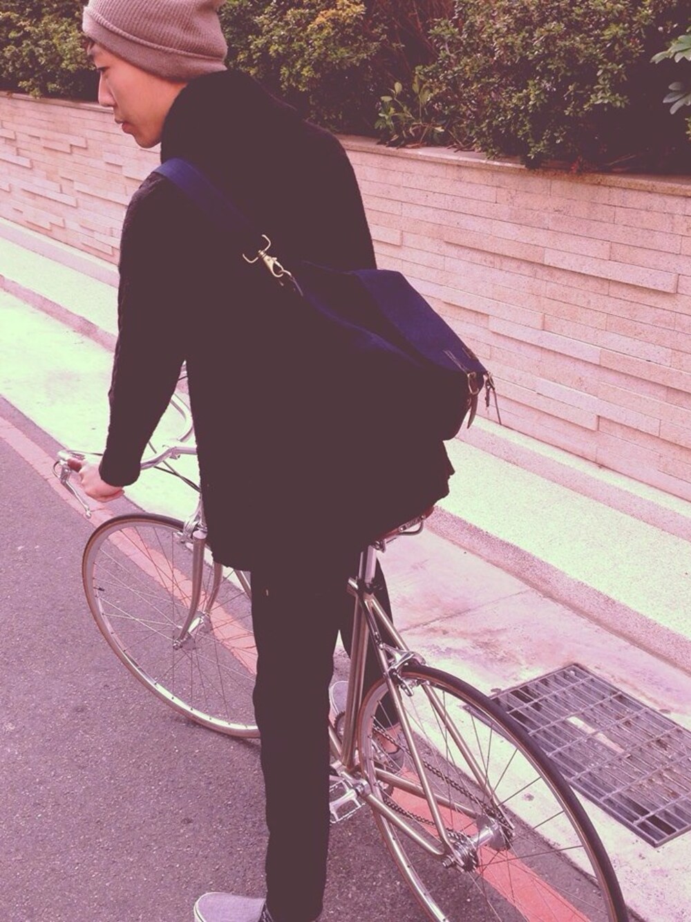 「BIKER」｜「UNIQLOのアイテム（Tシャツ/カットソー、ホワイト系）」を使った、Jerry さん（メンズ・180cm）の春コーディネートの1枚目の写真