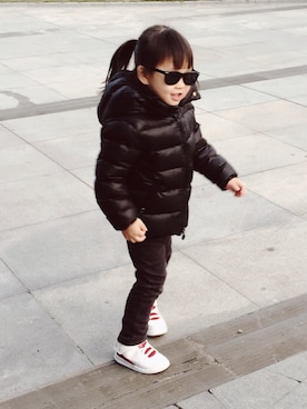 「MONCLER（モンクレール）のアイテム（マウンテンパーカー）」を使った、Shine.Wさん（キッズ・100cm）の冬コーディネート