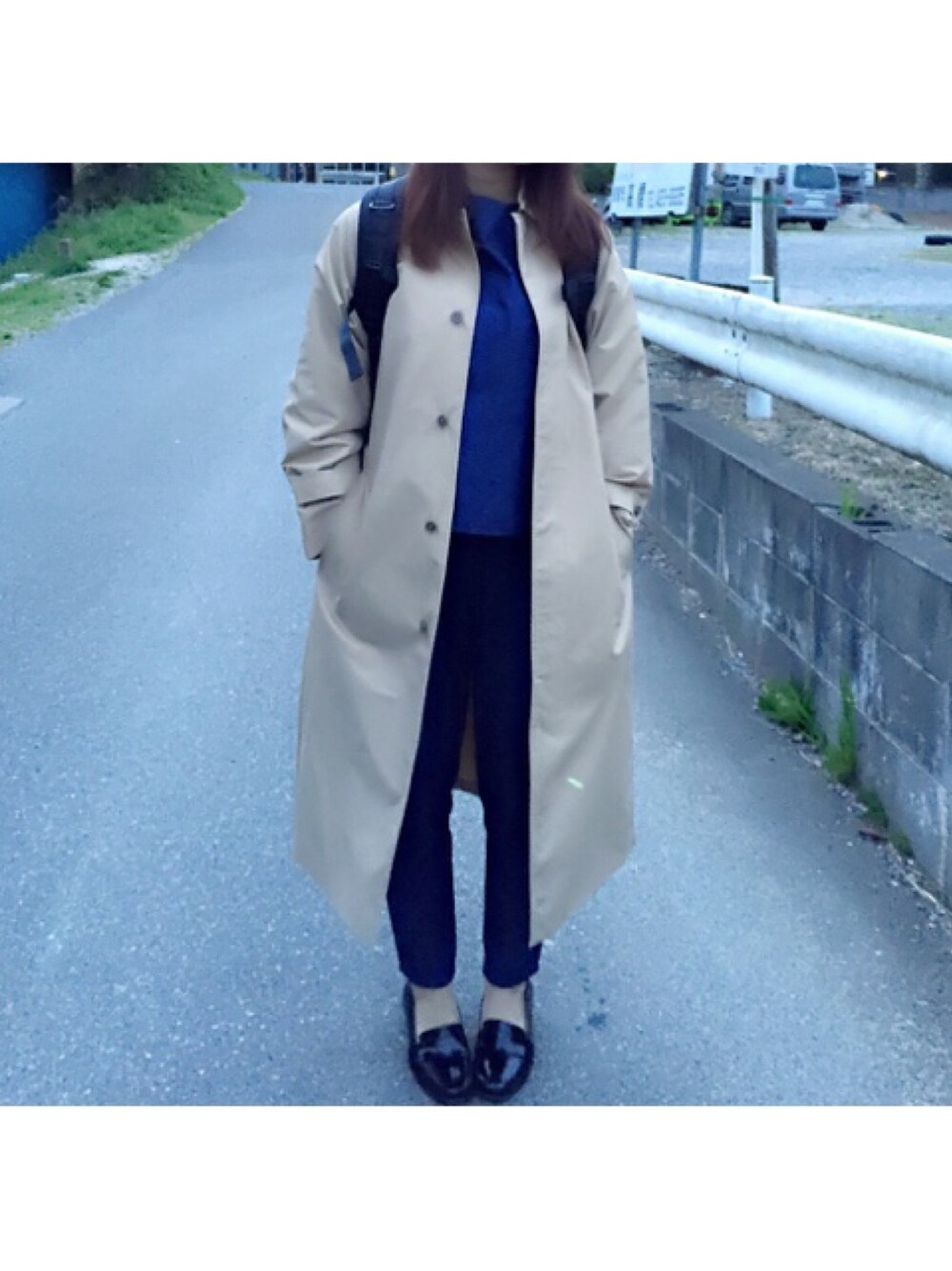 ブラック系のバックパック/リュック、ブラック系のスリッポン、ブルー系のつなぎ/オールインワンを着用したレディースの春コーディネートの1枚目の写真