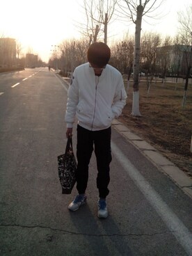 「アイテム（その他シューズ、グレー系）」を使った、好毒的草さん（メンズ・176cm）の春コーディネート