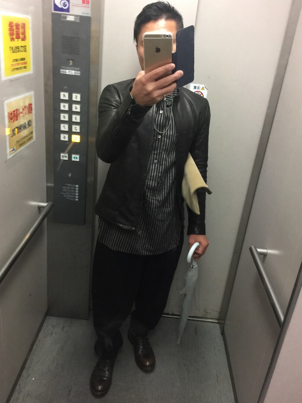「KAZUYUKI KUMAGAI、ATTACHMENT、LOUNGE LIZARD、BUTTERO、ライダース、サルエルパンツ、ストライプ、革靴、クラッチバッグ、ブラックコーデ」｜「BOUCHERONのアイテム（リング、ゴールド系）」を使った、tsu→さん（メンズ・165cm）の秋コーディネートの1枚目の写真