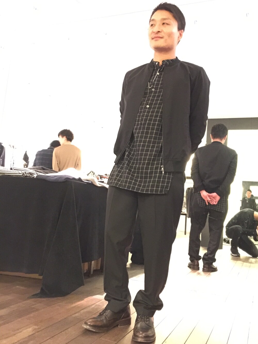 「LOUNGE LIZARD、KAZUYUKI KUMAGAI、BUTTERO、ボンバージャケット、スラックス、セットアップ、革靴、展示会」｜「LOUNGE LIZARDのアイテム（その他アウター、ブラック系）」を使った、tsu→さん（メンズ・165cm）の冬コーディネートの1枚目の写真
