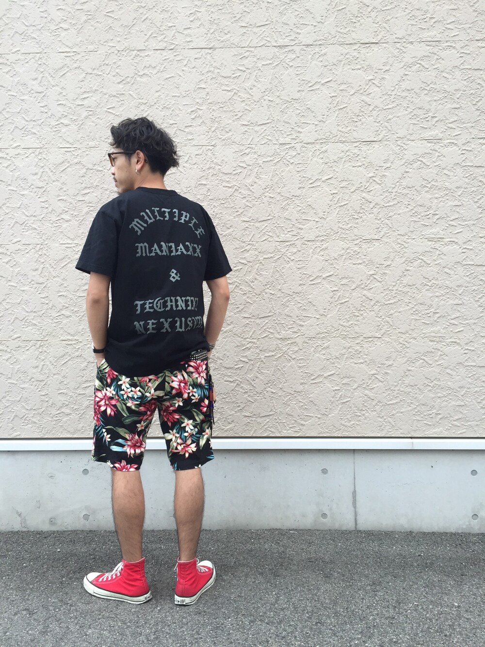 「夏コーデ、カジュアル、ストリート、リゾート、NEXUSVII、ciaopanic、converse」｜「NEXUSVIIのアイテム（Tシャツ/カットソー、ブラック系）」を使った、ONS_KSKさん（メンズ・170cm）の夏コーディネートの1枚目の写真