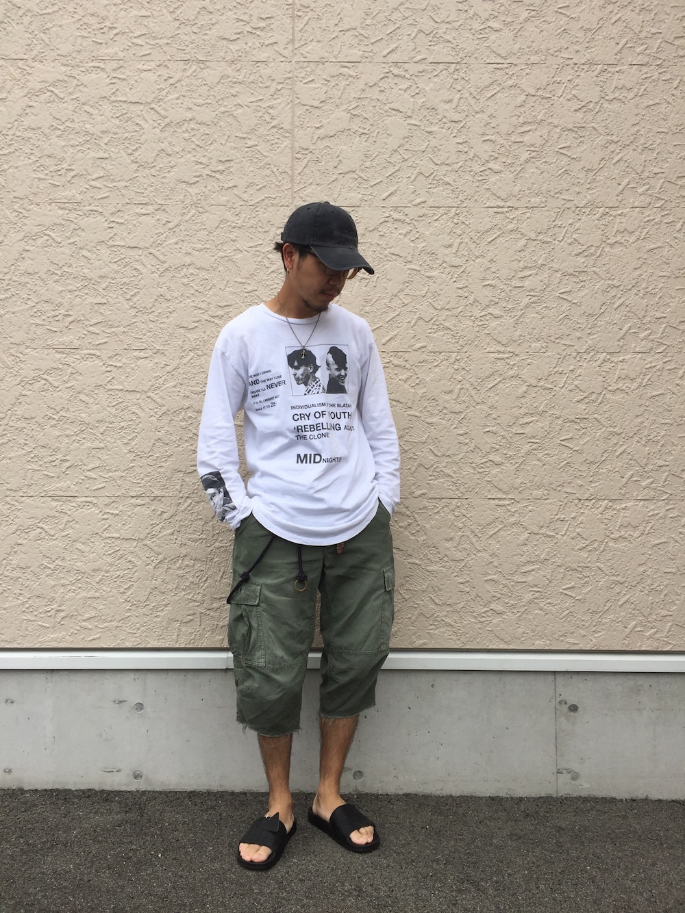 「雨の日コーデ、ストリート、ラフ、RonHerman、wtaps、RAF SIMONS、シャワーサンダル、クロップドパンツ、ロングTシャツ」｜「RONHERMANのアイテム（キャップ、ブラック系）」を使った、ONS_KSKさん（メンズ・170cm）の夏コーディネートの1枚目の写真