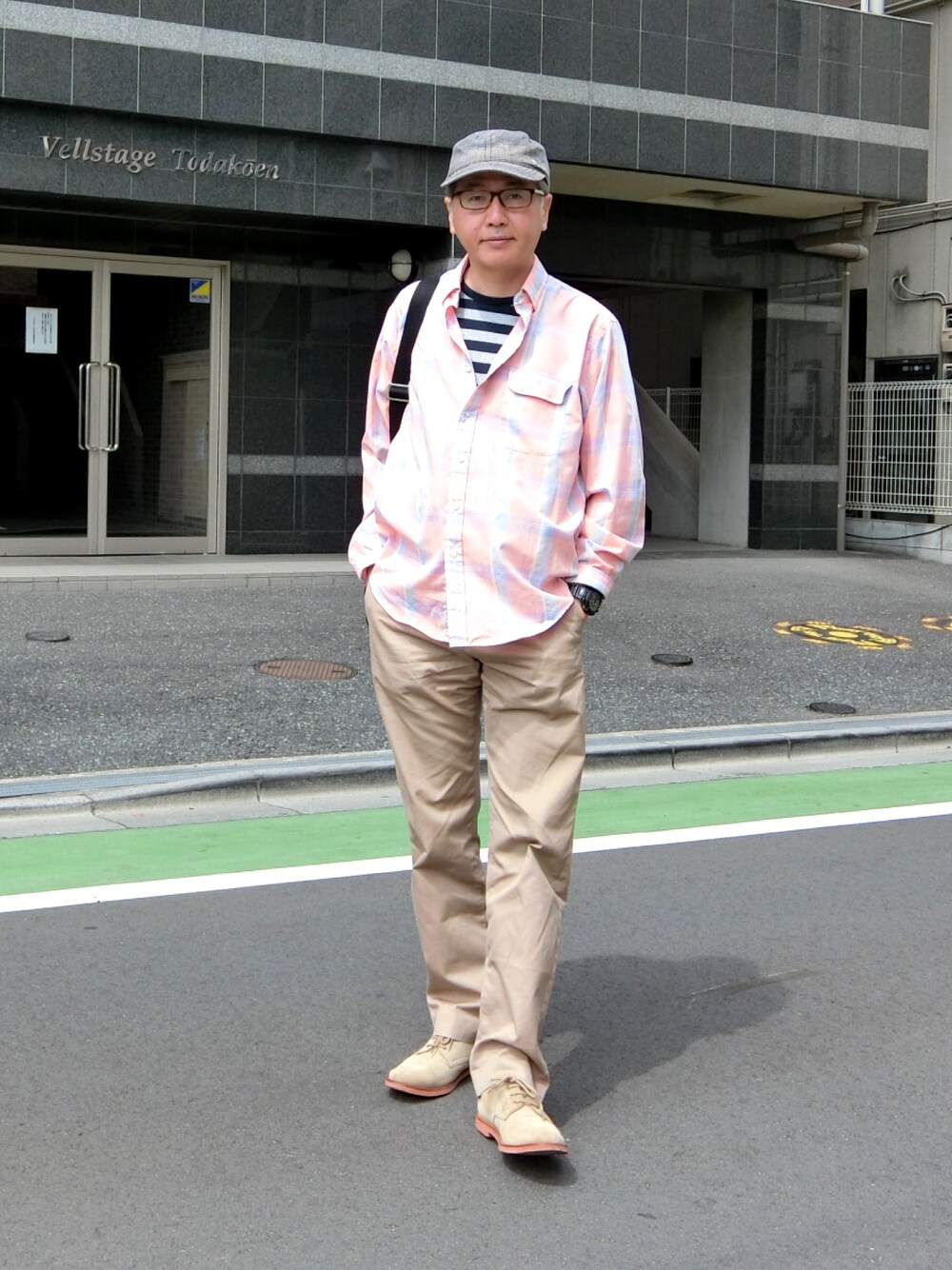 「ブルックリンの古着屋のアイテム（シャツ/ブラウス、ピンク系）」を使った、HiRo🇺🇸さん（メンズ・178cm）の春コーディネートの1枚目の写真