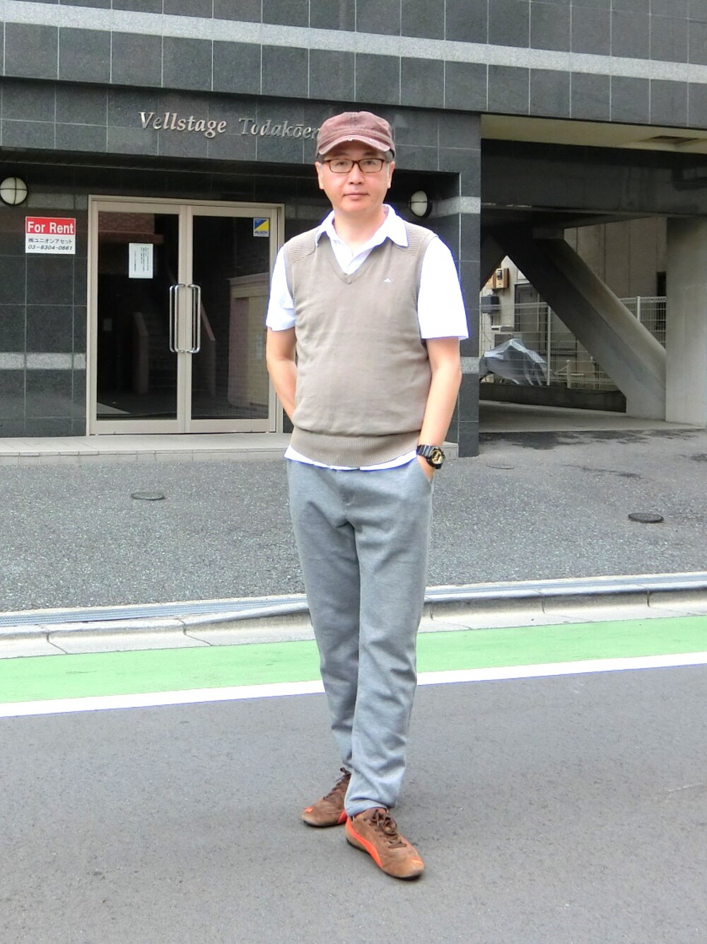 「J.LINDEBERGのアイテム（ベスト、ベージュ系）」を使った、HiRo🇺🇸さん（メンズ・178cm）の春コーディネートの1枚目の写真
