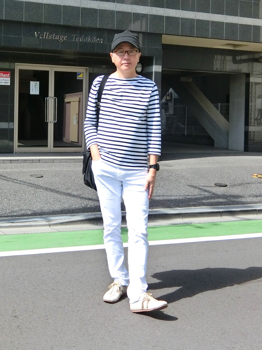 ホワイト系のTシャツ/カットソー、ホワイト系のデニムパンツ、ホワイト系のスニーカーを着用したメンズの春コーディネートの1枚目の写真