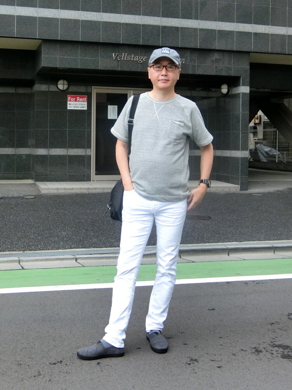 グレー系のTシャツ/カットソー、ホワイト系のデニムパンツ、グレー系のモカシン/デッキシューズを着用したメンズの夏コーディネートの1枚目の写真