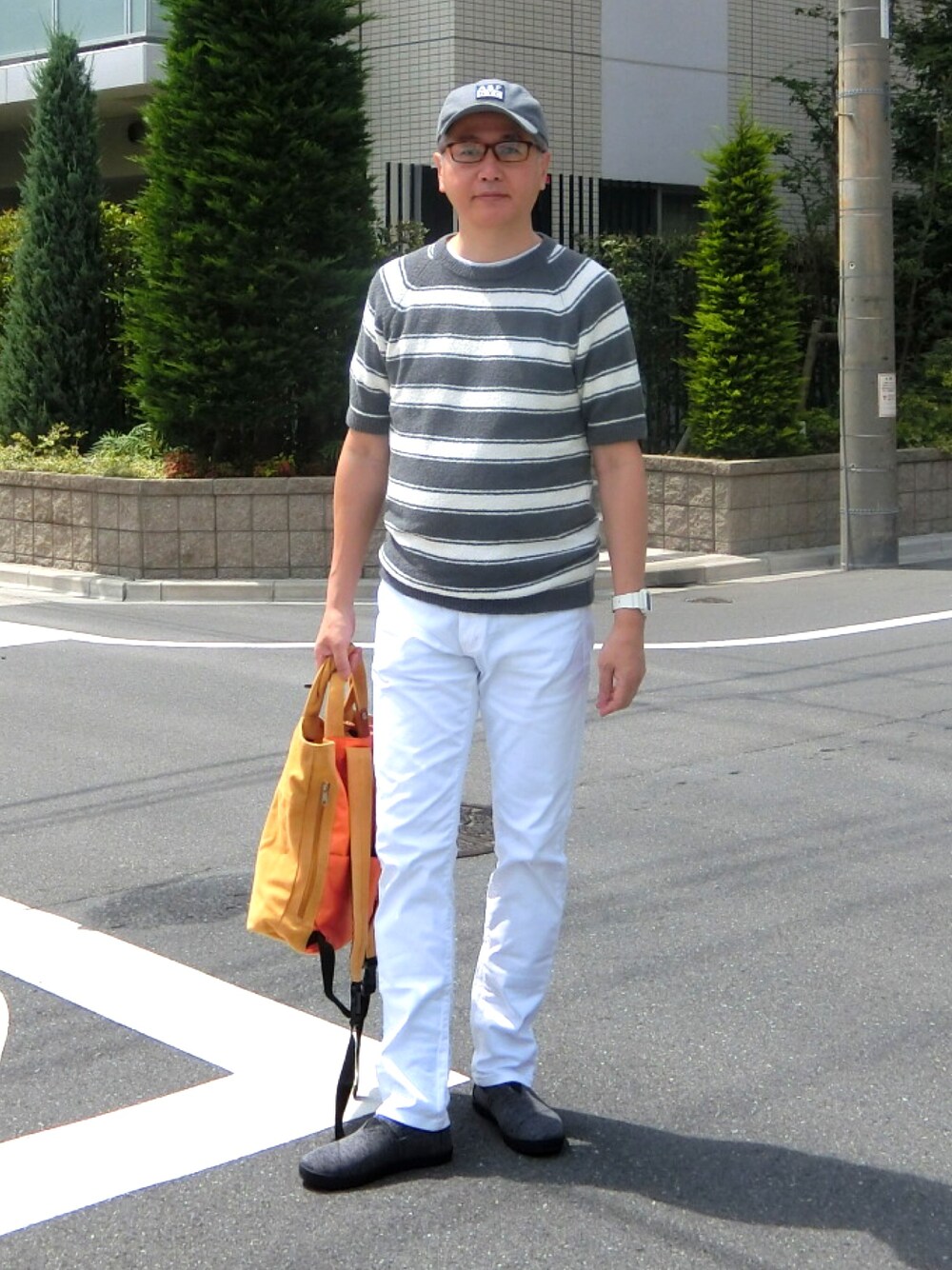 その他のTシャツ/カットソー、ホワイト系のデニムパンツ、グレー系のモカシン/デッキシューズを着用したメンズの夏コーディネートの1枚目の写真