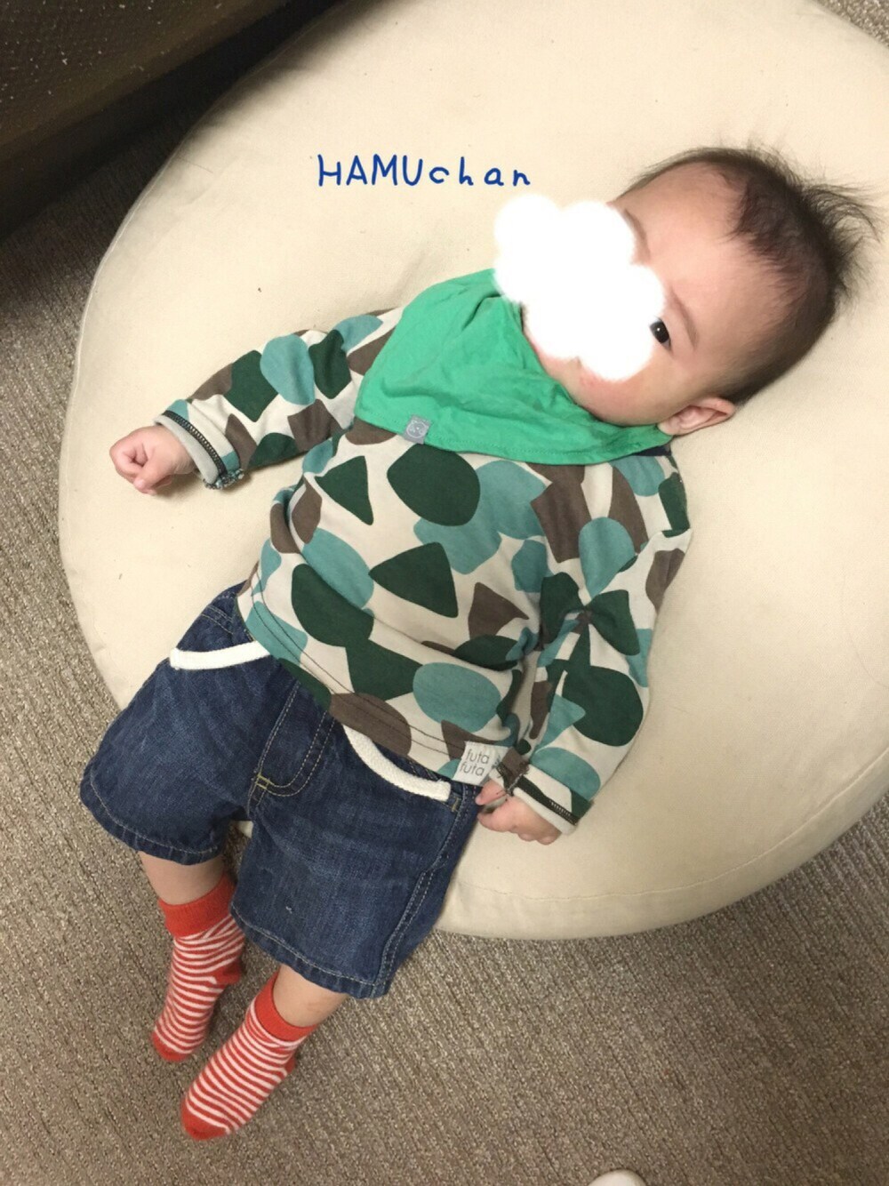 「ベビーコーデ、男の子、０歳、70cm、春、ロンT、デニムショートパンツ、短パン小僧、スタイ」｜「Birthdayのアイテム（Tシャツ/カットソー、グリーン系）」を使った、HAMUchan☀︎さん（キッズ・70cm）の春コーディネートの1枚目の写真