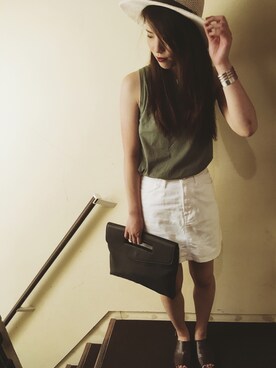 「カーキ×ホワイト」｜「アイテム（帽子）」を使った、桜さん（レディース・165cm）の夏コーディネート