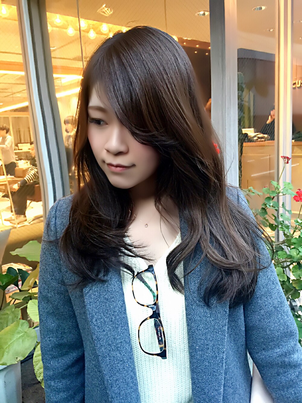 ブラウン系のその他ヘアアクセサリーを着用したレディースの冬コーディネートの1枚目の写真