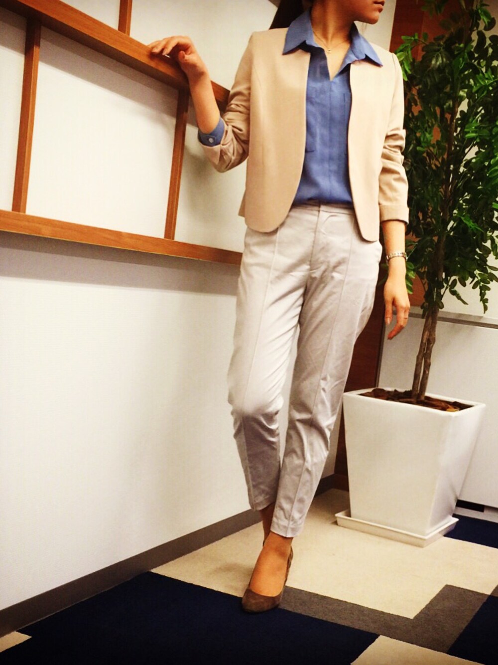 ブルー系のシャツ/ブラウス、ピンク系のノーカラージャケット、グレー系のその他パンツを着用したレディースの春コーディネートの1枚目の写真