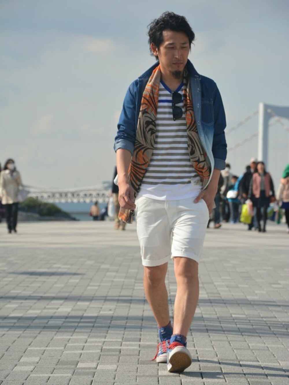 ブルー系のTシャツ/カットソー、ホワイト系のチノパンツ、ブルー系のシャツ/ブラウスを着用したメンズの春コーディネートの1枚目の写真