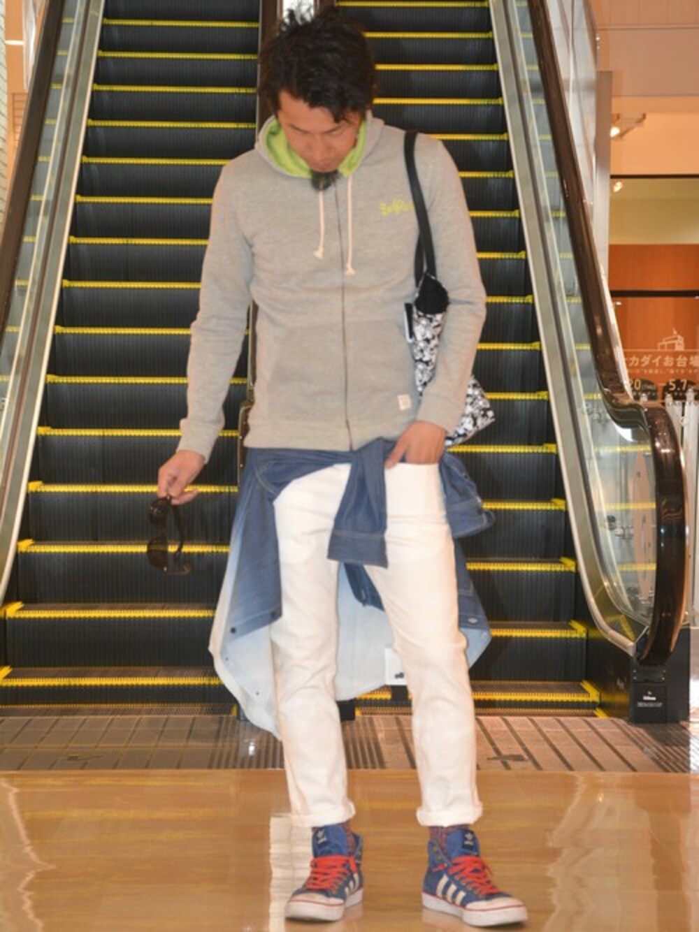 グリーン系のパーカー、ホワイト系のその他パンツ、ブルー系のシャツ/ブラウスを着用したメンズの春コーディネートの1枚目の写真