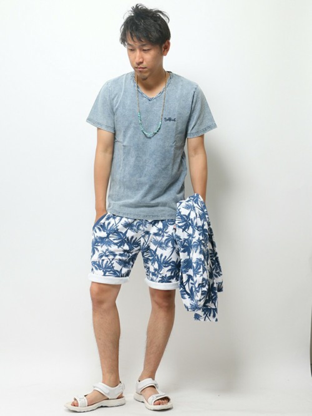 ブルー系のTシャツ/カットソー、ブルー系のその他パンツ、ブルー系のパーカーを着用したメンズの夏コーディネートの1枚目の写真
