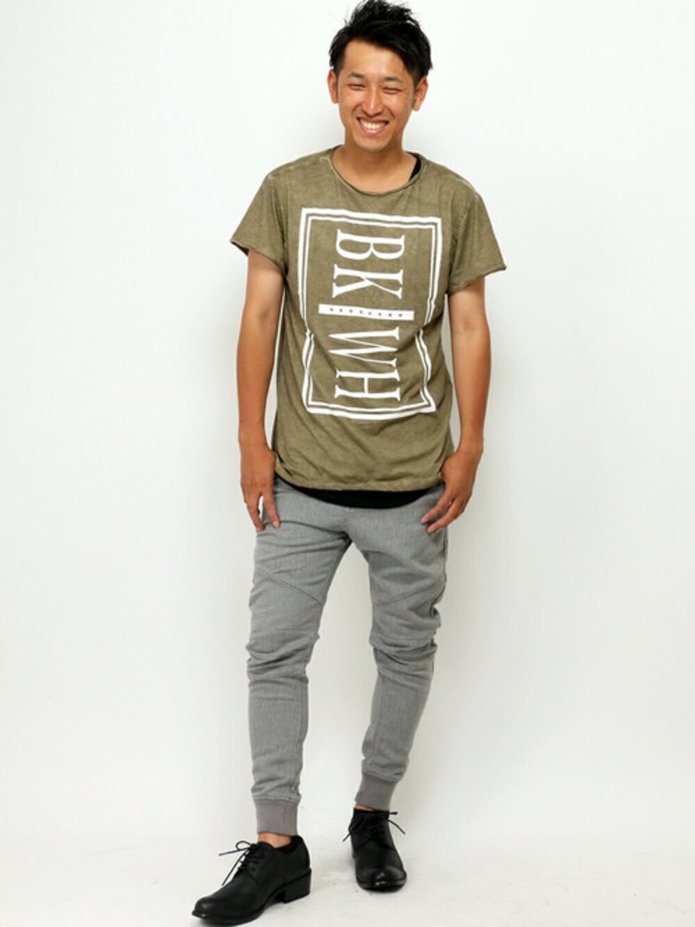 ベージュ系のデニムパンツ、グリーン系のTシャツ/カットソーを着用したメンズの秋コーディネートの1枚目の写真