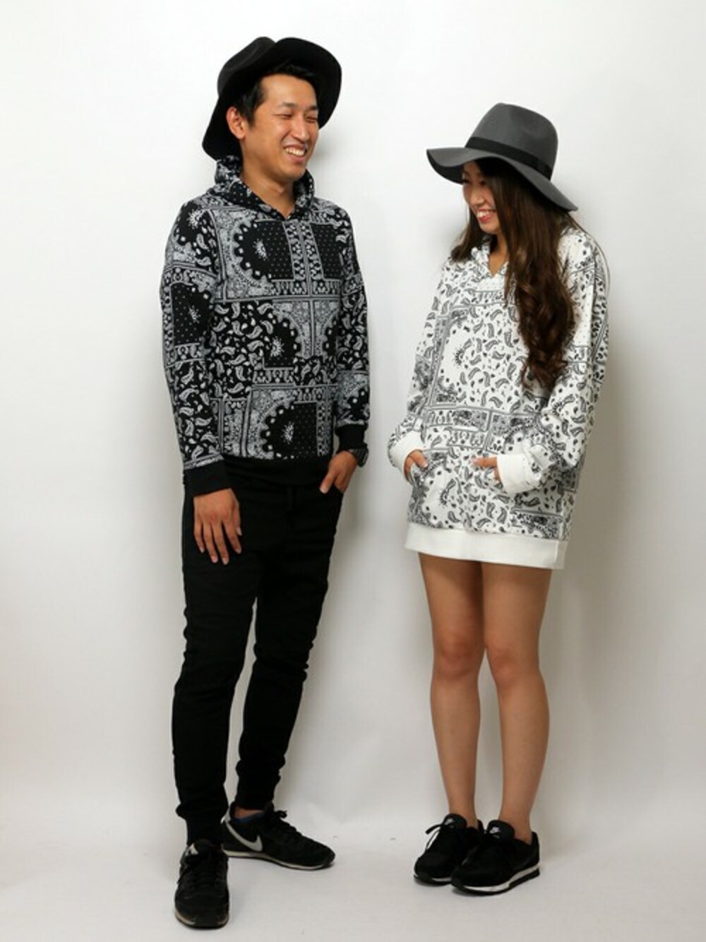 ブラック系のパーカー、ブラック系のデニムパンツ、ホワイト系のパーカーを着用したメンズの秋コーディネートの1枚目の写真