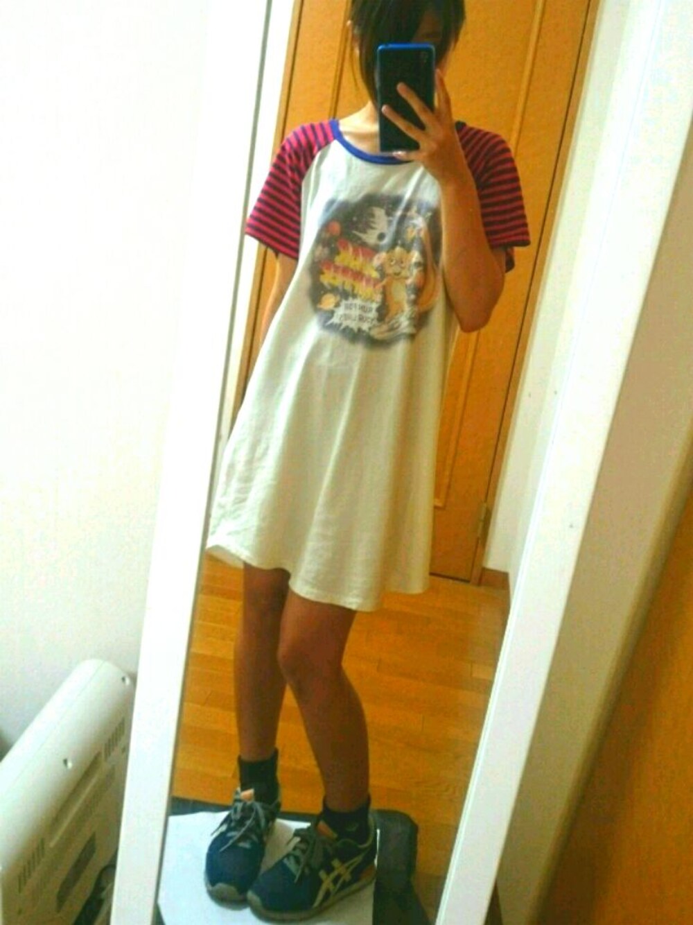 「Candy Stripper、Tシャツワンピ、Onitsuka Tiger、ビッグT、キッズコーデ、スポーツミックス」｜「Candy Stripperのアイテム（ワンピース、ホワイト系）」を使った、まのさん（レディース・150cm）の夏コーディネートの1枚目の写真