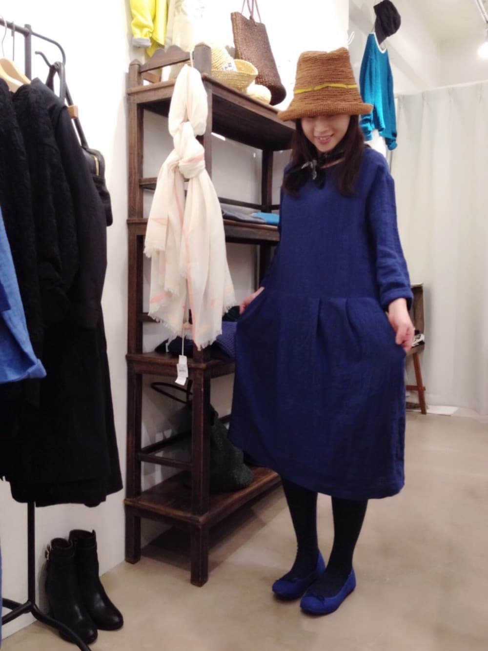 ブルー系のワンピース、ブラック系のストール/ショール、ホワイト系のピアス（両耳用）を着用したレディースの春コーディネートの1枚目の写真