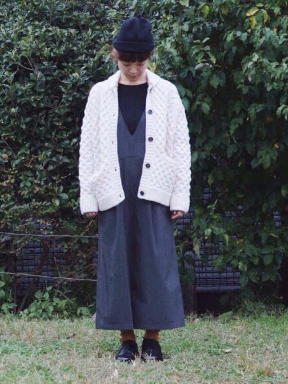 ホワイト系のブルゾン、グレー系のサロペット/オーバーオール、ブラック系のTシャツ/カットソーを着用したレディースの秋コーディネートの1枚目の写真