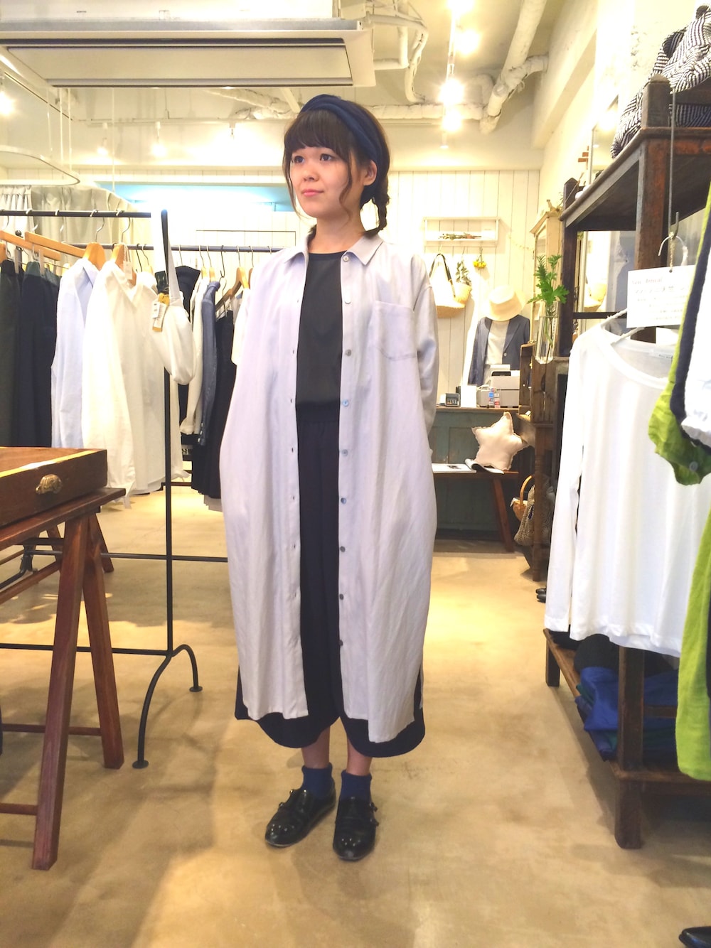 ブルー系のTシャツ/カットソー、グレー系のシャツワンピース、ブルー系のその他パンツを着用したレディースの春コーディネートの1枚目の写真