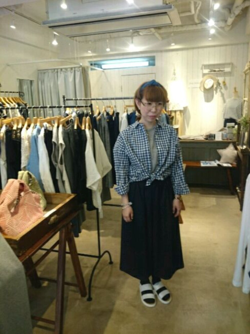 ブルー系のシャツ/ブラウス、ブラック系のパンツ、ホワイト系のサンダルを着用したレディースの夏コーディネートの1枚目の写真