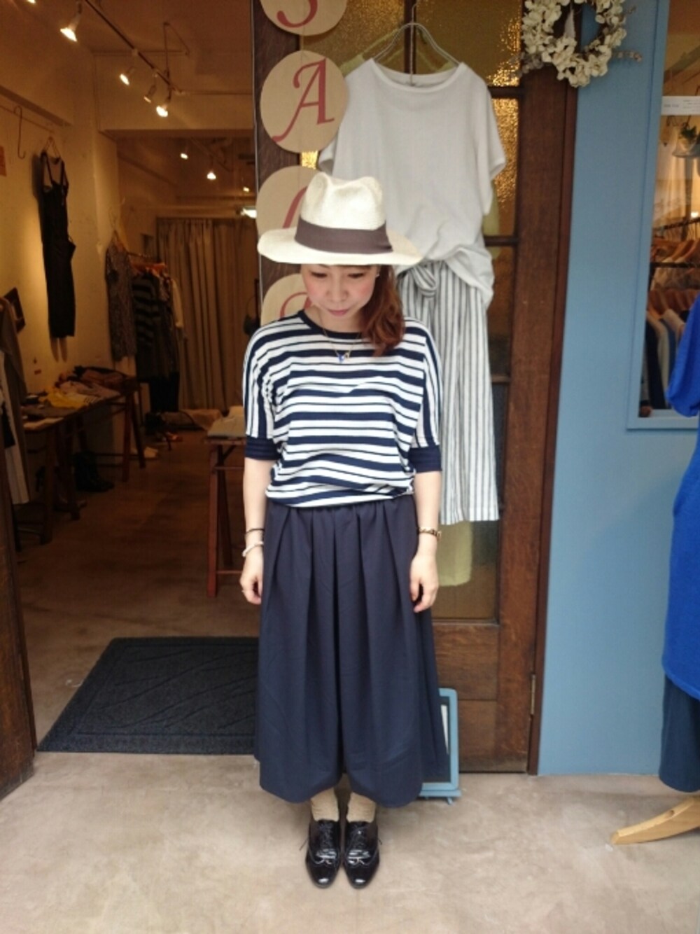 ブラック系のニット/セーター、ブラック系のパンツを着用したレディースの夏コーディネートの1枚目の写真