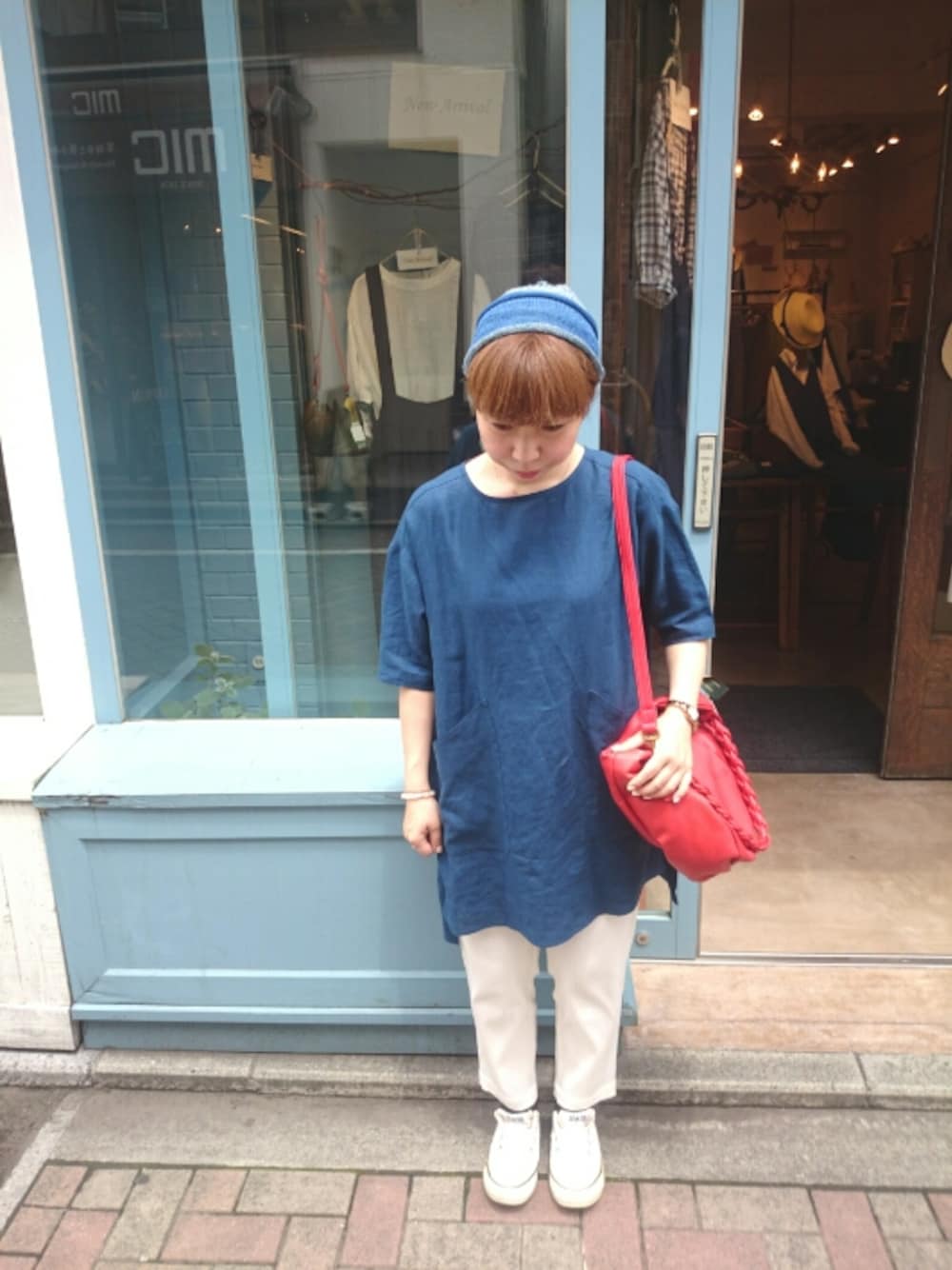 ブルー系のその他トップス、レッド系のショルダーバッグ、ブルー系のヘアバンドを着用したレディースの夏コーディネートの1枚目の写真