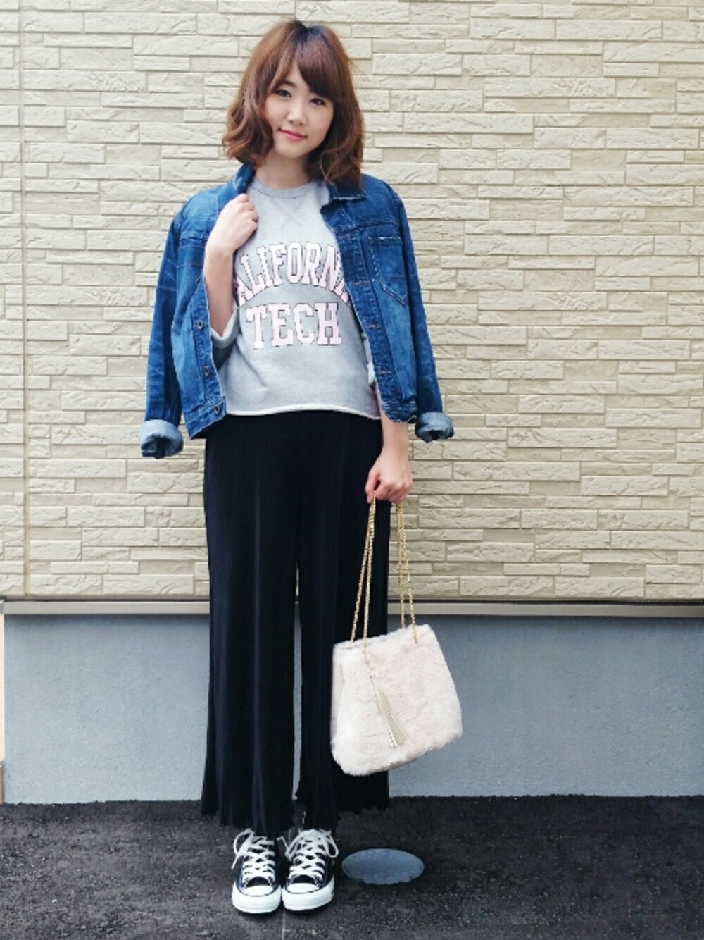 ブラック系のその他パンツ、ホワイト系のショルダーバッグ、ブラック系のスニーカーを着用したレディースの秋コーディネートの1枚目の写真