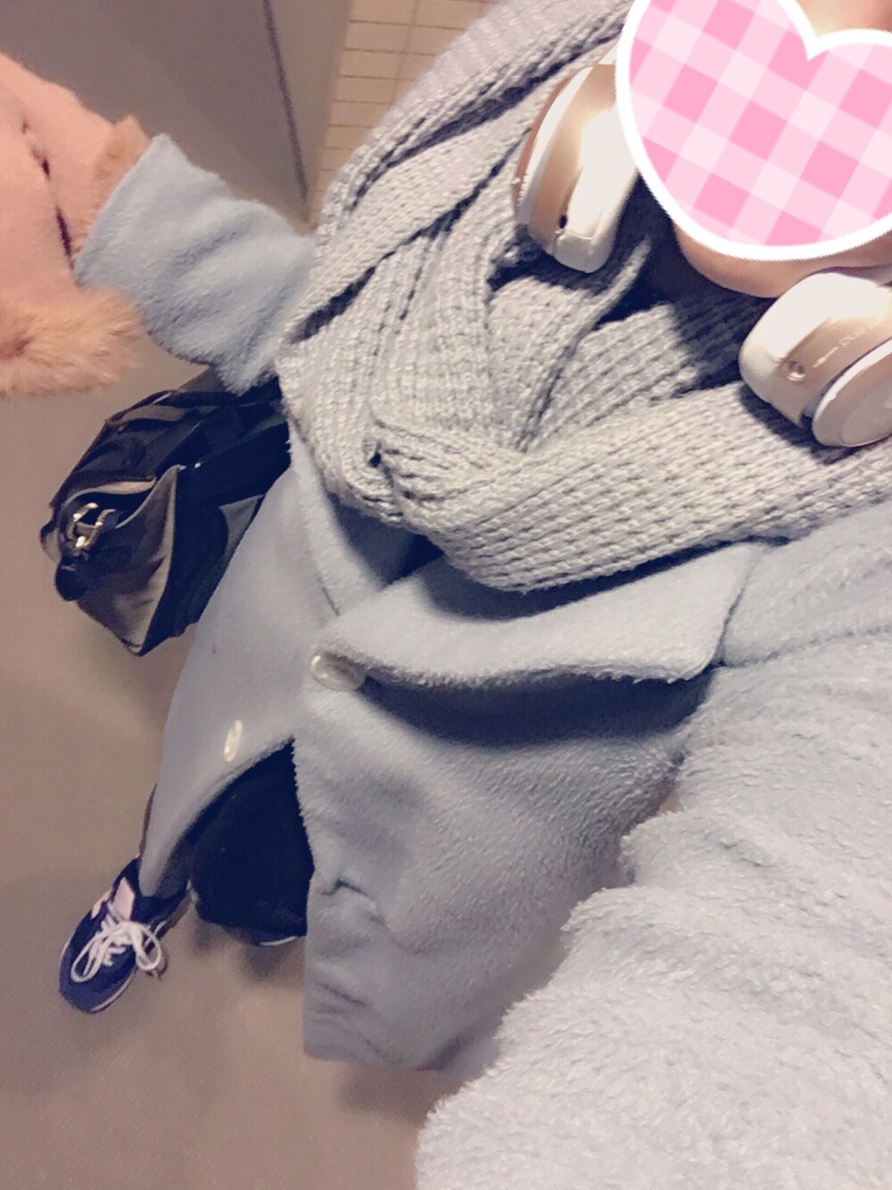 「SNIDELのアイテム（チェスターコート、ブルー系）」を使った、パスカルさん（レディース・153cm）の冬コーディネートの1枚目の写真