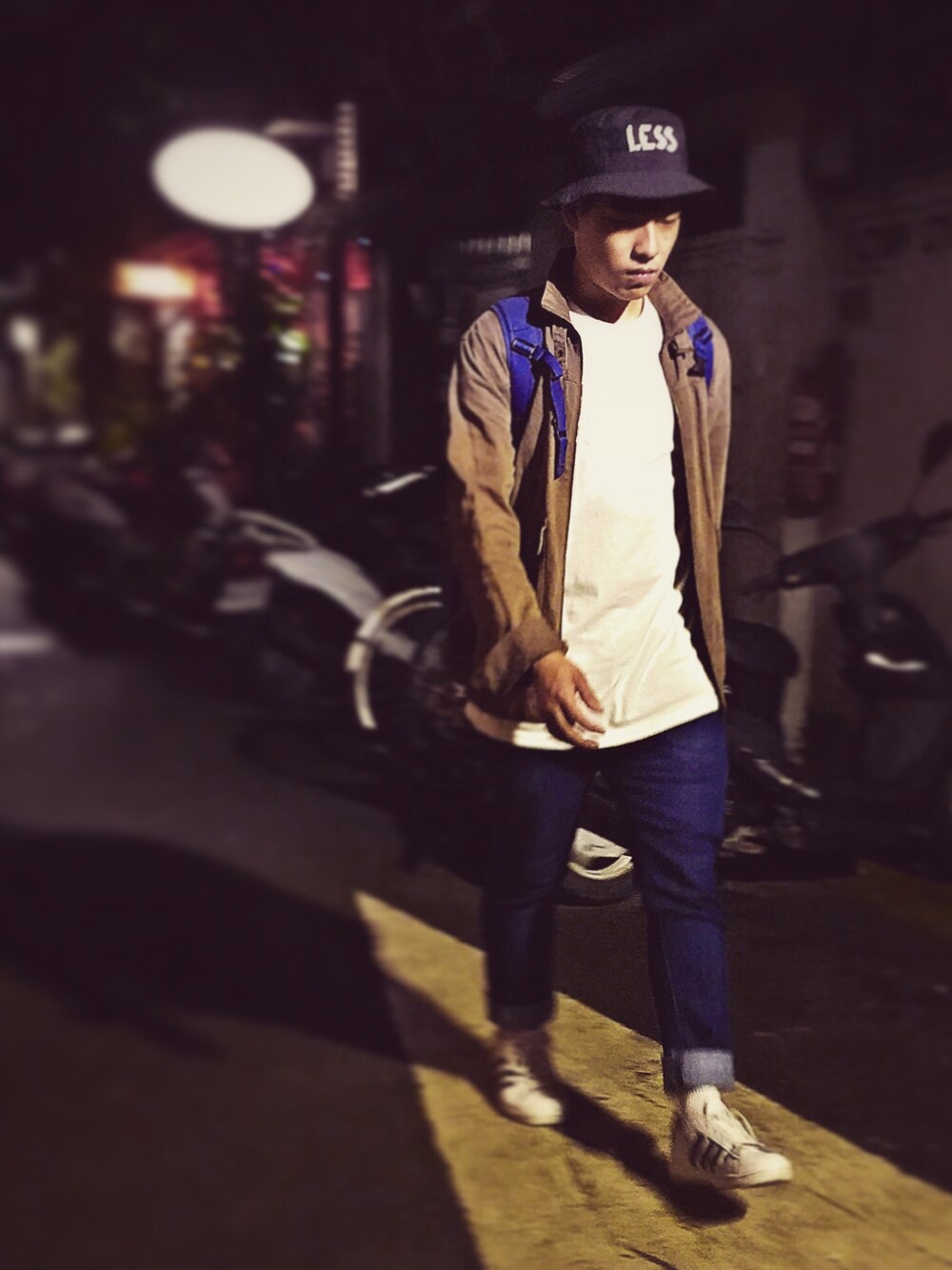 「walking、lesstaiwan、lesscrew、converse、麗水街、adidas、adidas originals」｜「Less Taiwanのアイテム（ハット、ブラック系）」を使った、Justinさん（メンズ・168cm）の冬コーディネートの1枚目の写真