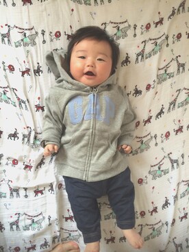 「GAP（ギャップ）のアイテム（パーカー、グレー系）」を使った、Kaiさん（キッズ・60cm）の春コーディネート