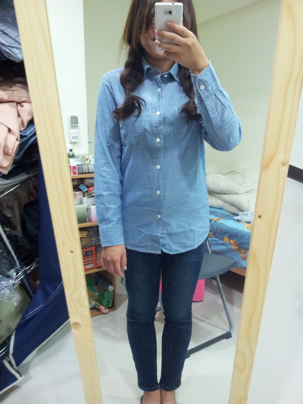 「Jean、藍色、休閒、九分褲」｜「UNIQLOのアイテム（シャツ/ブラウス、ブルー系）」を使った、維尼さん（レディース・160cm）の秋コーディネートの1枚目の写真