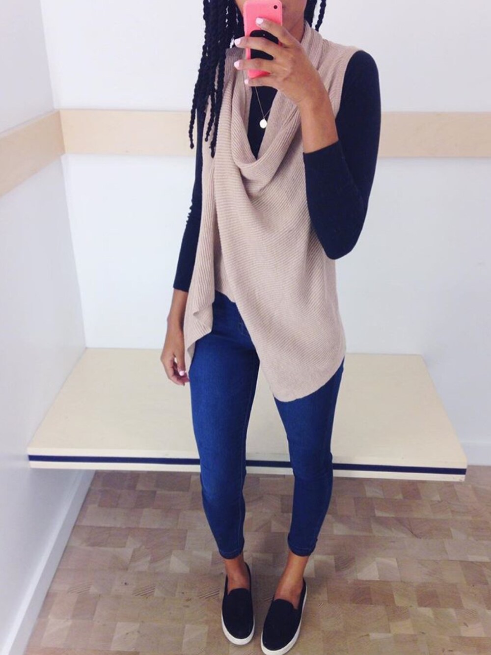「ootd、outfit、black and white、black、blackgirlswhoblog、fall、fall style」｜「splendidのアイテム（ニット/セーター、ベージュ系）」を使った、Jazzy Roulhacさん（レディース・178cm）の秋コーディネートの1枚目の写真