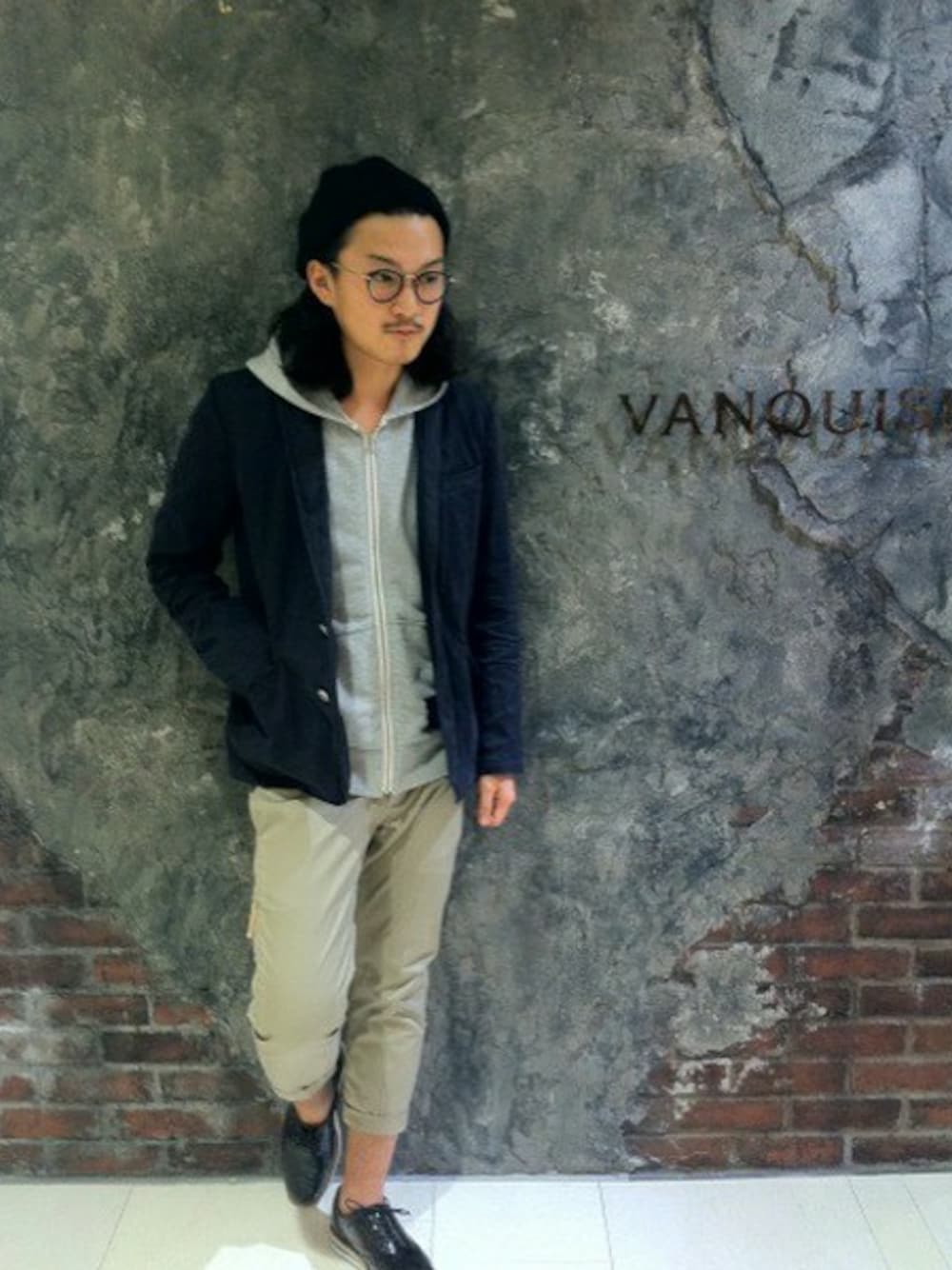 「VANQUISHの麻ジャケット（テーラードジャケット、ブルー系）」を使った、八木さん（メンズ・176cm）の春コーディネートの1枚目の写真