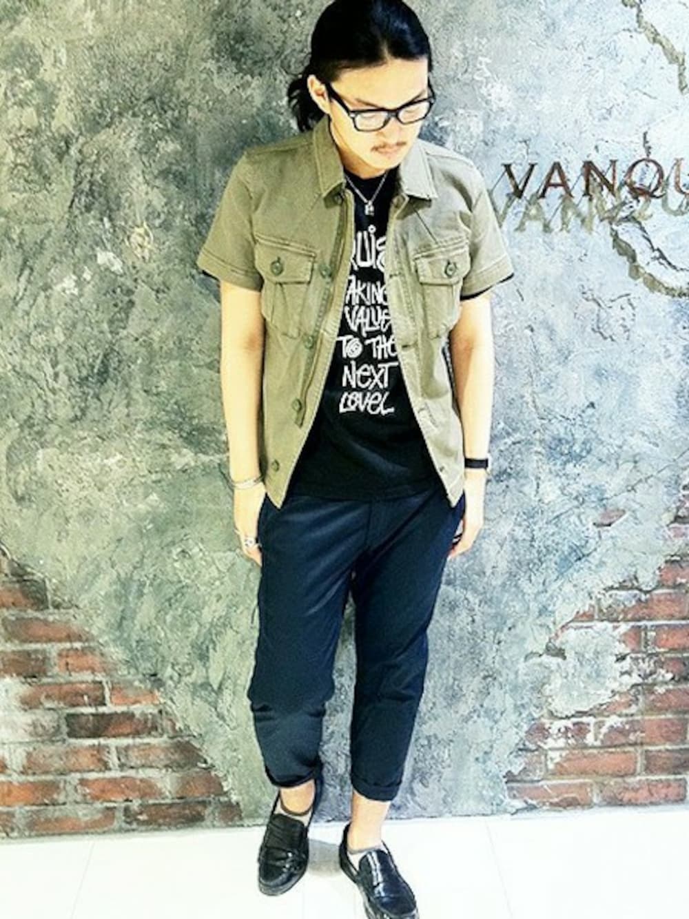 「VANQUISHのバックサテンミリタリー半袖シャツジャケット（シャツ/ブラウス、グリーン系）」を使った、八木さん（メンズ・176cm）の夏コーディネートの1枚目の写真